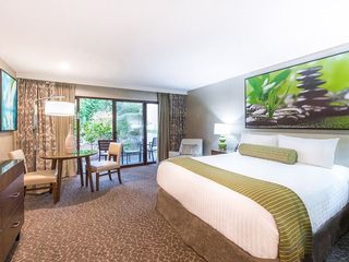 Deluxe bedroom at Creekside Inn